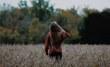 Sono stata educata da brava ragazza e vi dico: qualsiasi modello di femminilità è una balla.