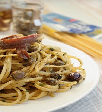 spaghetti-con-alici-e-olive buttalapasta.it